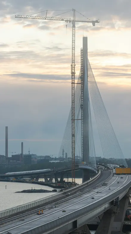 Uma ponte a meio da construção