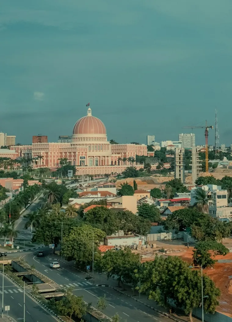 Luanda, com a cúpula da Assembleia Nacional