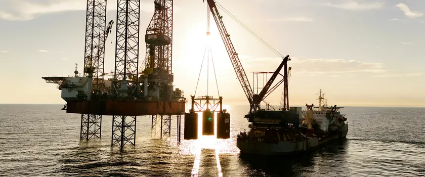 Uma plataforma offshore ao pôr do sol